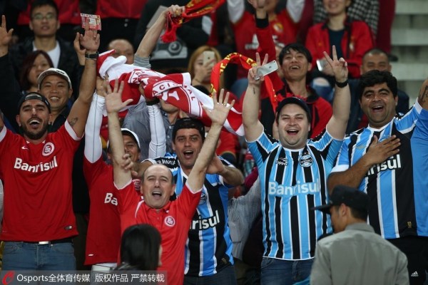  尤文球迷横幅抗议管理层，要求重聘体育总监  